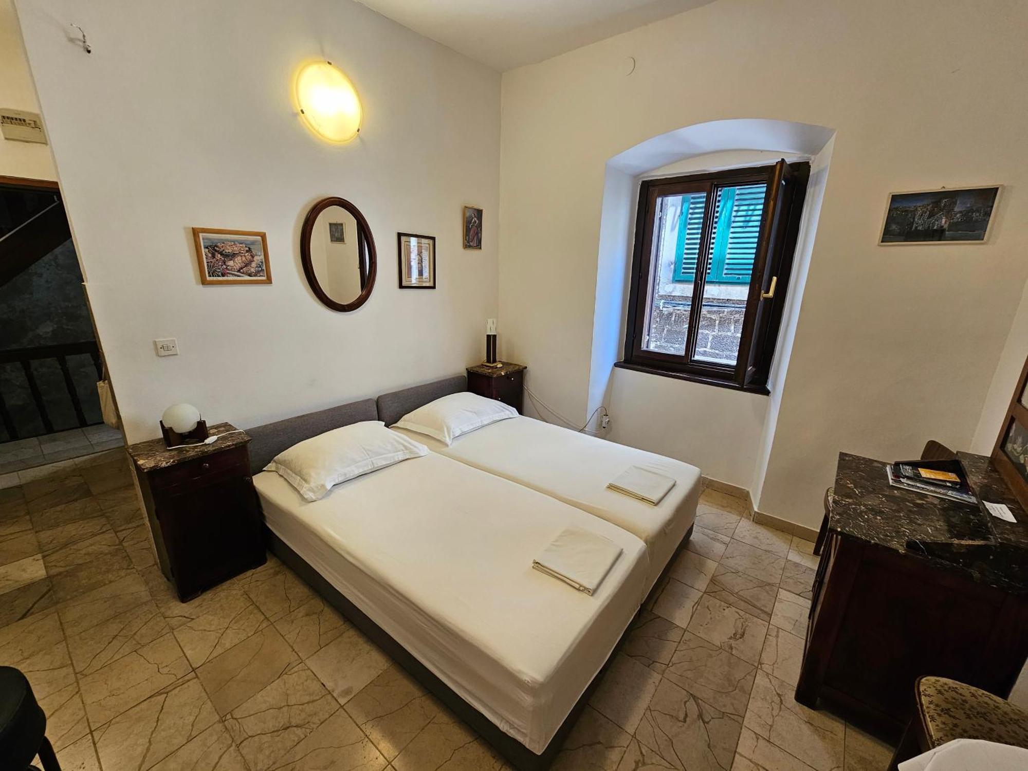 Center Room D16 In The Ancient Roman Palace Spalato Esterno foto
